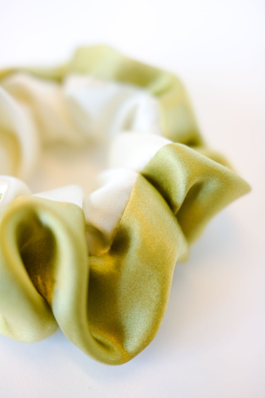 Silk Scrunchie Medina in Green/Offwhite