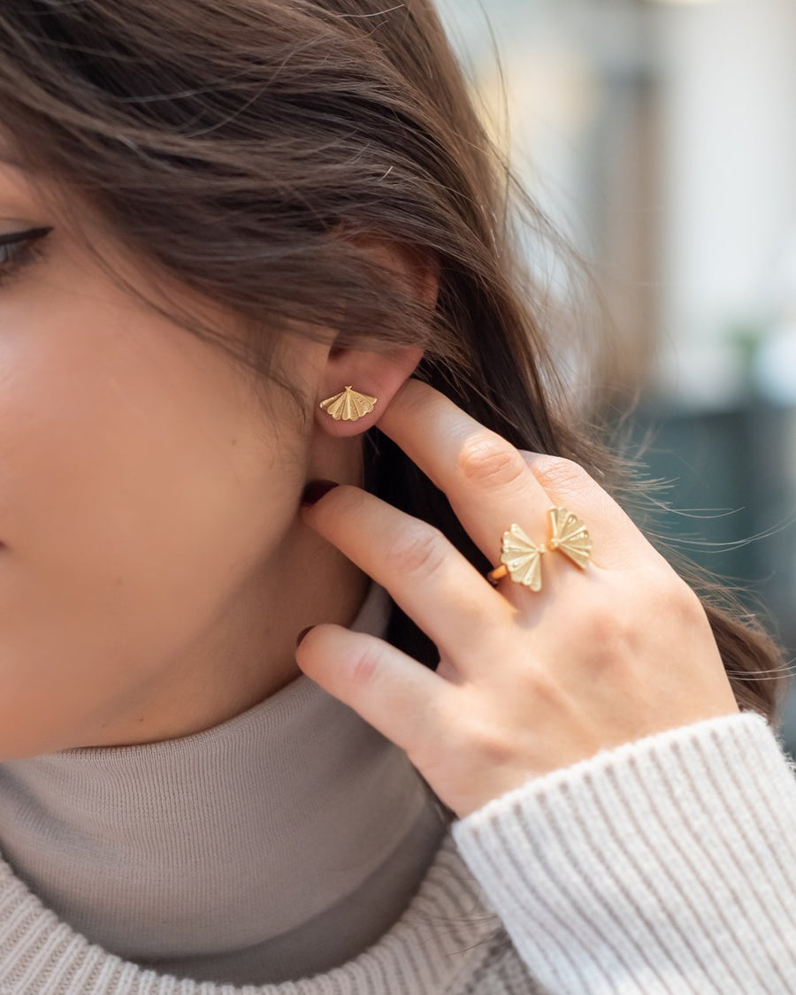 Santiago Shell Stud Earrings in Gold